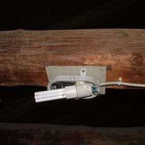 Asbestpappe unter Elektroinstallation im Dach