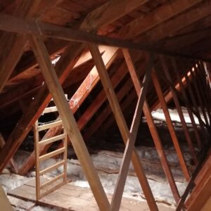 Dachtragwerk mit HSM behandelt, auf dem Boden lose KMF
