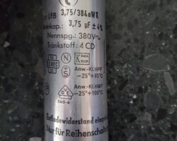 PCB-haltiger Kondensator
